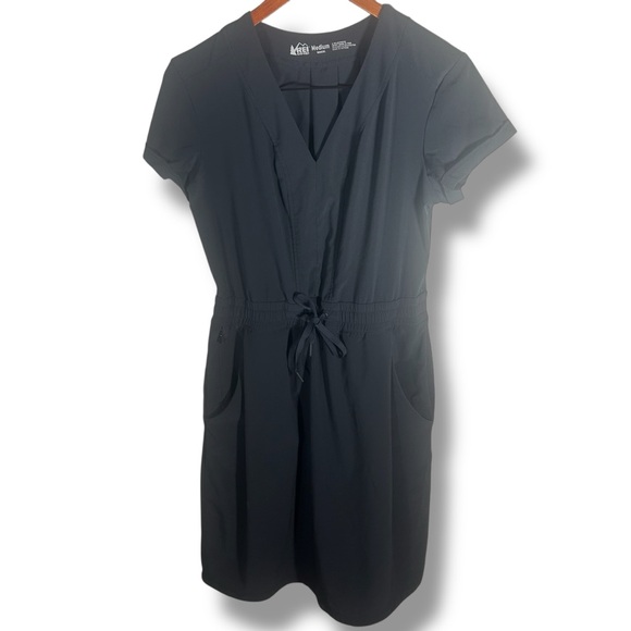 REI Black Short Sleeve Active Mini Dress Size Medium - Picture 1 of 9